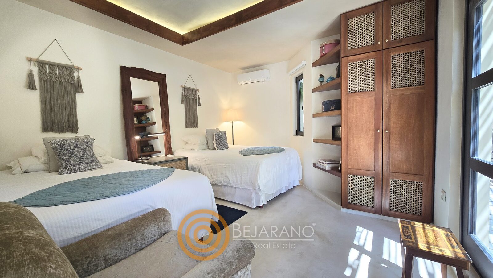bre-cv-petanka-17 Recámara con dos camas, clóset de madera y ventana al jardín