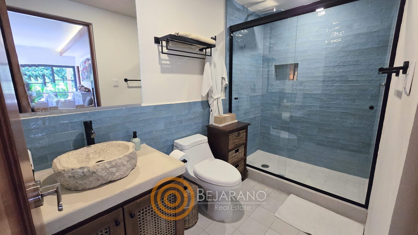 bre-cv-petanka-19 Baño con lavabo de piedra y regadera de azulejo azul