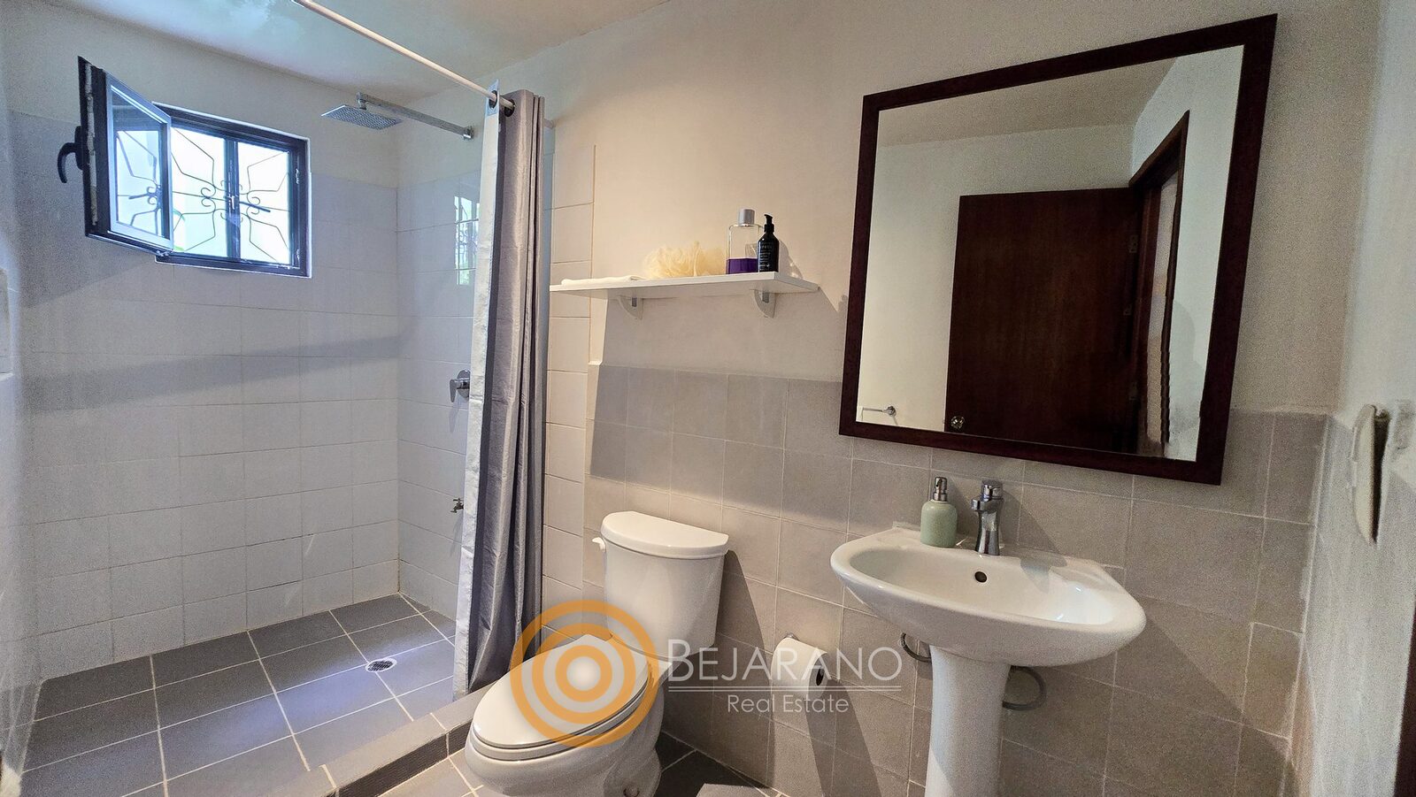 bre-cv-petanka-20 Baño con regadera, lavabo de pedestal y espejo de marco oscuro