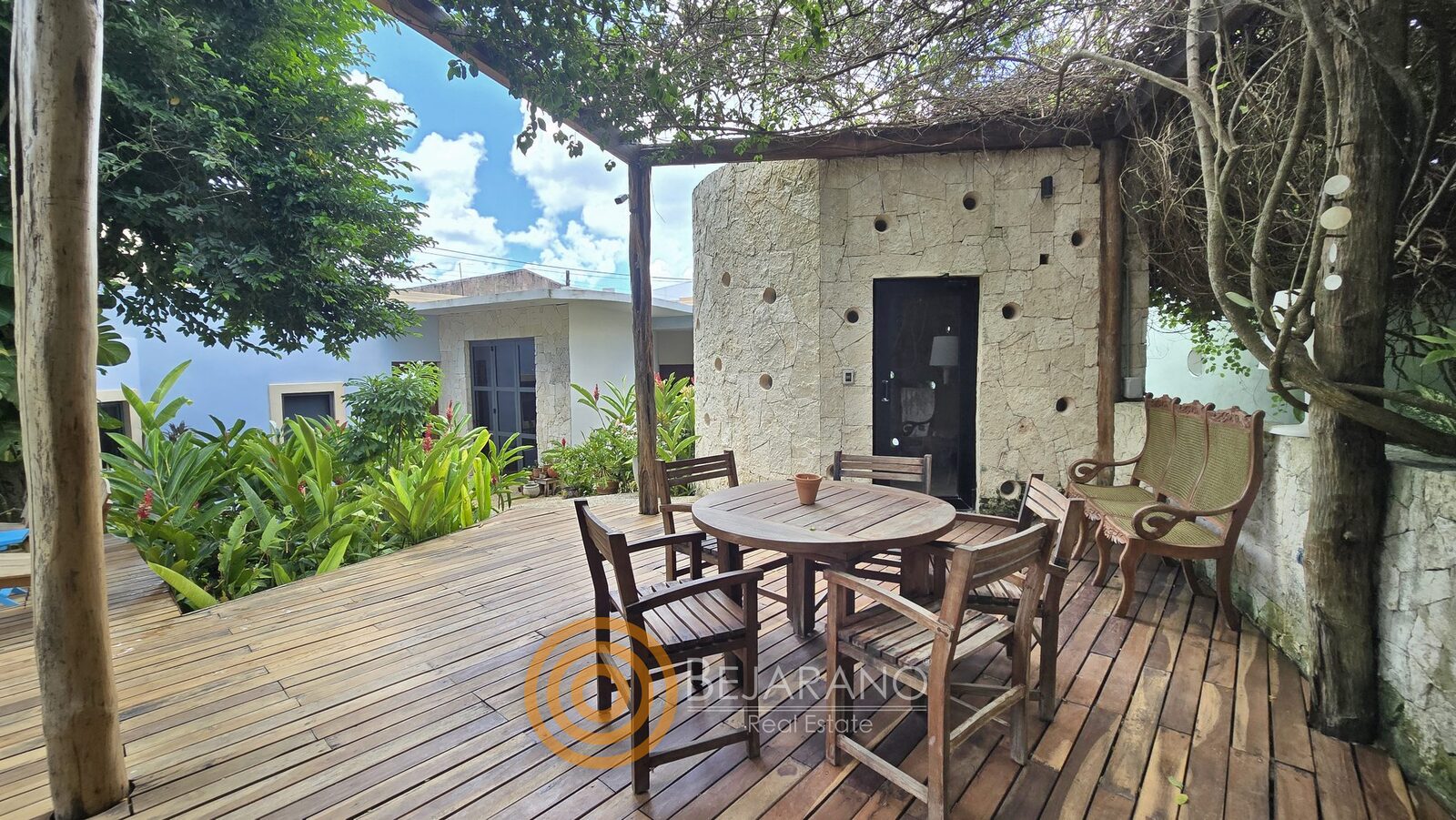 bre-cv-petanka-22 Deck de madera con comedor exterior bajo pérgola