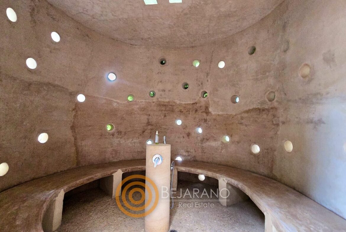 Cuarto circular de piedra con banca corrida y tragaluces