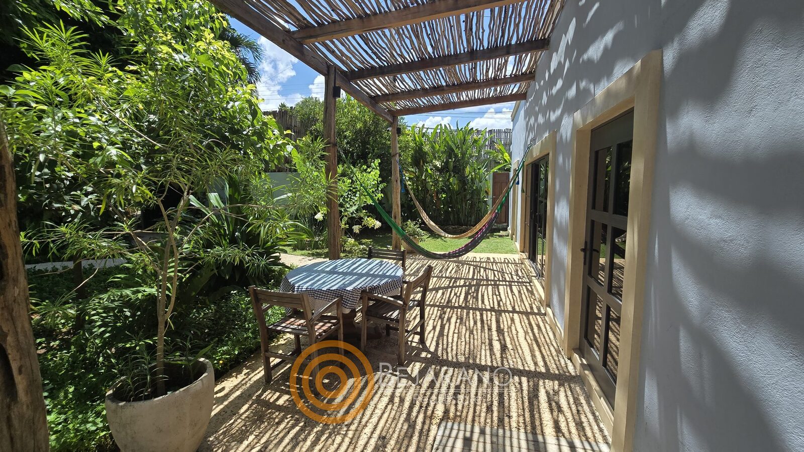 bre-cv-petanka-24 Corredor exterior con hamaca y comedor bajo pérgola de carrizo