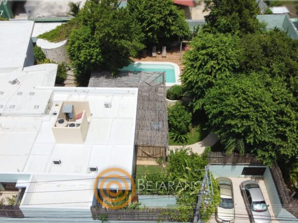 Vista aérea de la casa con alberca y cochera en Valladolid