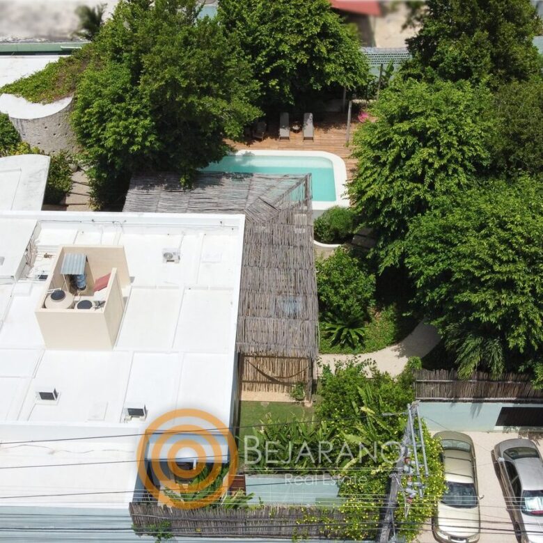 Vista aérea de la casa con alberca y cochera en Valladolid
