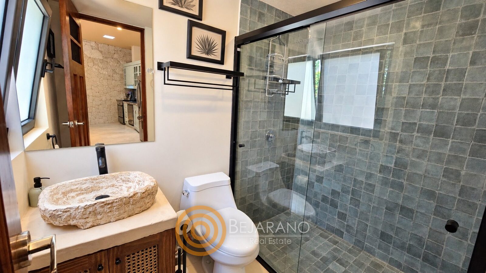 bre-cv-petanka-bano-gris-editado Baño con regadera de azulejo gris, lavabo de piedra y cuadros de agave