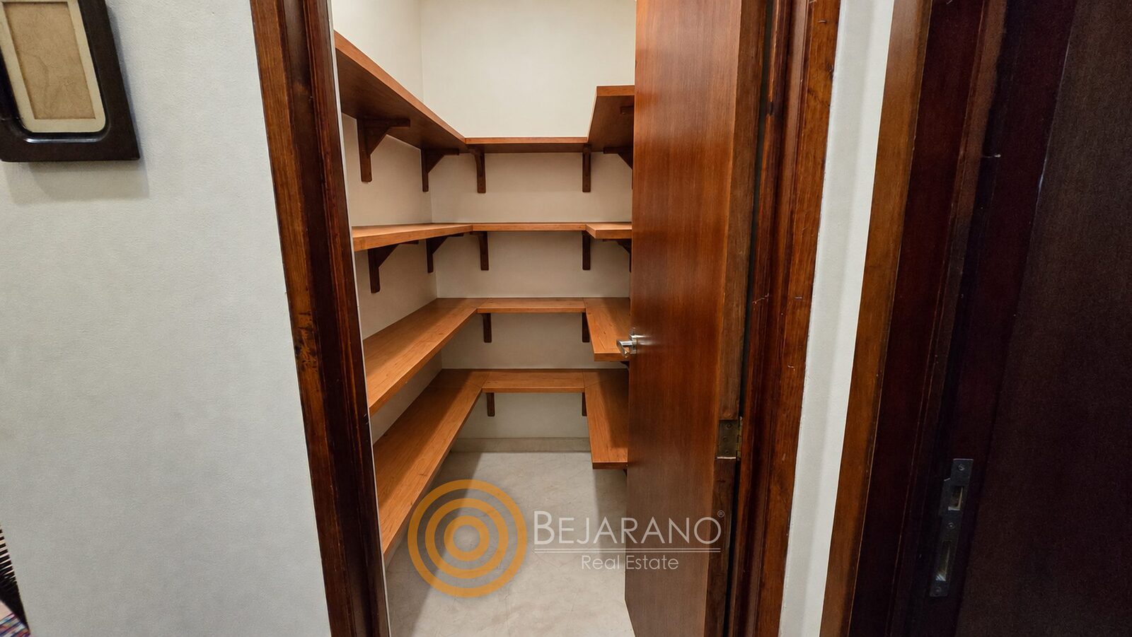 bre-cv-petanka-despensa-editada Despensa con repisas de madera junto a la cocina