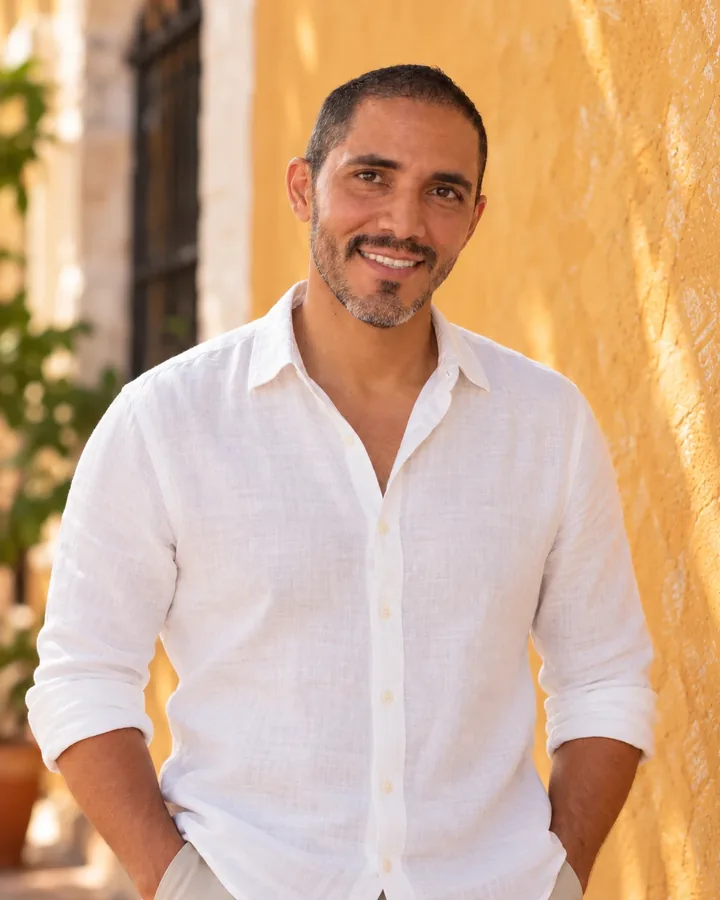 Gareth Bejarano, de Bejarano Real Estate, en una calle de Valladolid, Yucatán